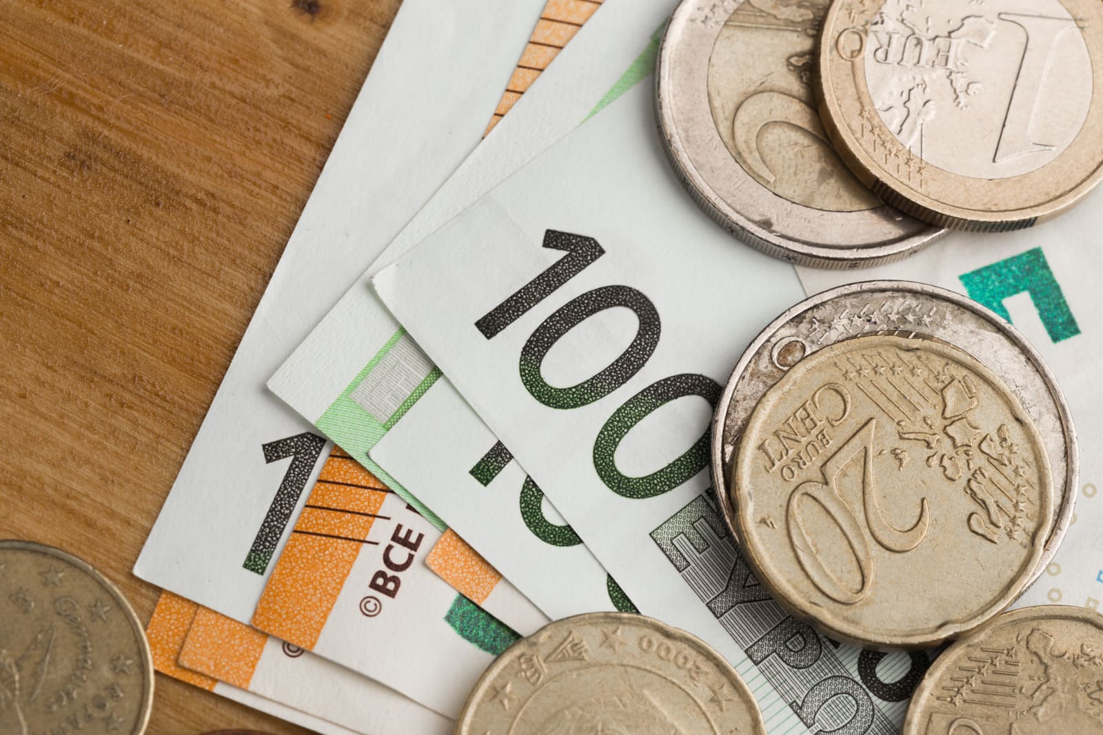 Deroga alla limitazione dell’uso del contante con ospiti e turisti esteri: Adesione preventiva e scadenze della comunicazione annuale nel mese di aprile